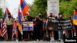Diaspora Armenia di AS melakukan unjuk rasa di depan Kedutaan Turki setelah Presiden Joe Biden mengakui pembunuhan warga Armenia pada PD I sebagai genosida, di Washington DC 24 April 2021 (foto: ilustrasi). 
