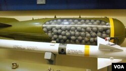 Bom ch&#249;m khi nổ kh&#244;ng chỉ t&#225;c động đến một v&#249;ng rộng lớn g&#226;y nguy hiểm cho thường d&#226;n, m&#224; c&#225;c phần đạn chưa nổ c&#242;n l&#224; hiểm họa cho thường d&#226;n một thời gian d&#224;i sau đ&#243;.