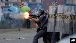  A policeman fires tear gas during clashes with drug addicts in an area known as "Crackland" in Sao Paulo, Brazil, Feb. 23, 2017. Brazilian police say they have arrested an infamous drug kingpin who was a major cocaine supplier to Sao Paulo and Rio de Janeiro.