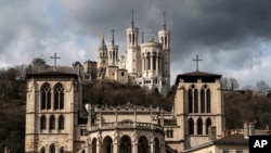 Katedral Saint-Jean (depan), dan Basilika Fourviere (atas), di Lyon, Prancis tengah, Kamis, 7 Maret 2019. (AP Photo/Laurent Cipriani) 
