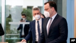 Menteri Kesehatan Jerman Jens Spahn (kanan) dan Presiden Robert Koch Institute for Infectious Diseases (RKI) memberikan keterangan pers di Berlin (foto: dok). 