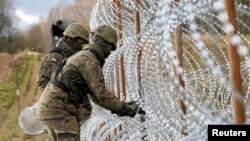 Vojnici grade ogradu od žilet žice na granici Poljske sa ruskom enklavom Kalinjingrad
