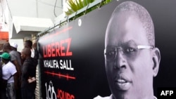 Une bannière avec une photo du maire de Dakar, Khalifa Sall, en prison en attente de procès pour des accusations de détournement de fonds pour des raisons politiques, est exposée devant ses bureaux à Dakar le 31 juillet 2017.