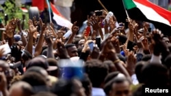 Des manifestants soudanais assistent à une manifestation demandant la nomination de hauts responsables judiciaires et la justice pour les manifestants tués, à l'extérieur du palais présidentiel de Khartoum à Khartoum, Soudan, le 12 septembre 2019.