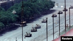 Una foto icónica de un estudiante parado frente a los tanques chinos en la plaza de Tiananmen el 5 de junio de 1989. Los tanques no pasaron sobre él, sino que lo rodearon. Nunca se ha conocido el nombre de ese estudiante.