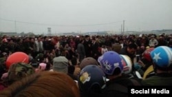 Đoàn người từ 3 xã Quỳnh Ngọc, Sơn Hải, Quỳnh Thọ tỉnh Nghệ An, đã quyết tâm đi bộ trên đoạn đường dài gần 200 km để nộp đơn kiện Formosa, ngày 14/02/2017. (Ảnh: Tin Mừng cho Người nghèo)