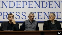 Aktivis HAM Rusia, Lev Ponomaryov (kiri) Oleg Orlov dan Sergei Kovalyov dalam sebuah konverensi pers di Moskow, Russia (Foto: dok). Lev Ponomarev dan organisasinya "For Human RIght" menyatakan tidak akan mengikuti peraturan baru pemerintah Rusia terkait d