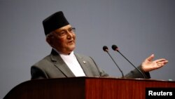 Perdana Menteri Khadga Prasad Oli. Pemerintah Nepal, Kamis (4/3), menandatangani perjanjian damai dengan kelompok kecil pemberontak komunis yang sangat ditakuti. (Foto: Reuters/Navesh Chitrakar)