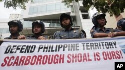 Cảnh sát đứng gác bên ngoài lãnh sự quán Trung Quốc tại Manila, Philippines, 11/5/2012