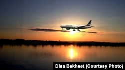 A United plane is getting ready to land at Reagan National Airport near Washington, D.C. Millions of travelers are criss-crossing the United States this week to reach their Thanksgiving Day destinations. (Photo by Diaa Bekheet)