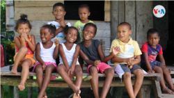 Los niños, con la inocencia propia de su edad, sonríen a la cámara en la comunidad indígena de Awa. Foto Houston Castillo, VOA.