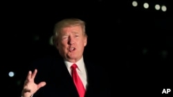 Presiden Donald Trump berbicara kepada media setibanya di Gedung Putih di Washington, 26 Januari 2018, dari Forum Ekonomi Dunia di Davos, Swiss. 