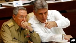 Presiden Kuba Raul Castro (kiri) bersama Wapres Miguel Diaz-Canel. 
