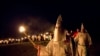 Anggota Ku Klux Klan berpartisipasi dalam pembakaran silang setelah reli "kebanggaan putih" di daerah pedesaan Paulding dekat Kota Cedar, 23 April 2016. (Foto: AP)
