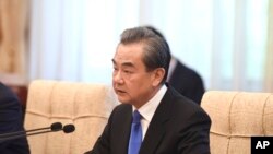 Menteri Luar Negeri Cina, Wang Yi berbicara saat pertemuan dengan Menteri Luar Negeri Uzbekistan, Abdulaziz Kamilov di Wisma Negara Diaoyutai di Beijing, Selasa, 24 April 2018.