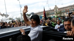 Después de la salida de Evo Morales como presidente de Bolivia, más de la mitad (13) de los miembros del gabinete presentaron su renuncia. 