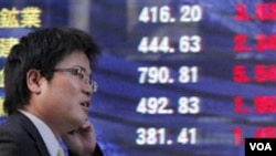 Indeks Nikkei Tokyo kembali turun, Selasa, pada hari kedua perdagangan setelah bencana gempa dan tsunami melanda Jepang.