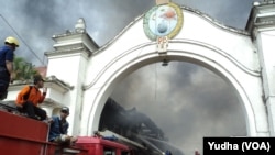 Petugas pemadam kebakaran berupaya memadamkan si jago merah yang melalap Pasar Klewer Solo hingga Minggu pagi, 28 Desember 2014 (Foto: VOA/Yudha)