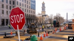 Градежни екипи го отстрануваат уличниот мурал „Црните животи значат“ на еден блок од Белата куќа