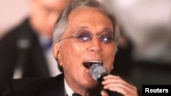Penyanyi kawakan Andy Williams menyanyikan lagu 'Moon River' di Beverly Hills tahun 2001 (foto: dok). 