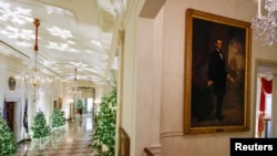 Dekorasi Natal dengan tema "We the People" menghiasi Gedung Putih pada musim liburan tahun ini. Tema tersebut diungkap ke publik pada 28 November 2022. (Foto: Reuters/Jonathan Ernst)