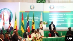Suasana pertemuan luar biasa Kepala Negara dan Pemerintahan Masyarakat Ekonomi Negara-Negara Afrika Barat (ECOWAS) di Abuja, 10 Agustus 2023. (Foto: Kola Solaimon/AFP)