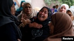Relatives of Palestinian Ahmed al-Athamna, 24, who was killed at the Israel-Gaza border, mourn during his funeral in Beit Hanoun town, in the northern Gaza Strip, April 20, 2018.