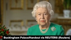 Ratu Elizabeth Inggris ketika menyampaikan pidatonya sehubungan dengan epidemi coronavirus seperti yang diedarkan oleh Istana Buckingham. (Foto: Istana Buckingham via Reuters)