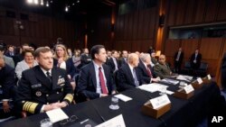 រូបឯកសារ៖ លោក Michael Rogers (ឆ្វេង) ប្រធាន​ទីភ្នាក់ងារ​សន្តិសុខ​ជាតិ​ និង​លោក​ James Comey (ស្តាំ) ប្រធាន​ប៉ូលិស​ស៊ើប​អង្កេត​សហព័ន្ធ​ ធ្វើ​សក្ខីកម្ម​នៅ​មុខ​រដ្ឋ​សភា​ នៅ​រដ្ឋធានី​វ៉ាស៊ីនតោន កាល​ពី​ឆ្នាំមុន។