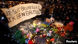 People display a solidarity banner in Brussels following bomb attacks in Brussels, Belgium, March 22, 2016. Banner reads "I am Brussels" in French and in Flemish languages. 