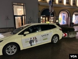 資料照片：停在德國慕尼黑老城格拉根瑙區的一輛汽車上展示的快時尚電商希音(SHEIN)的廣告。 (2024年10月18日)