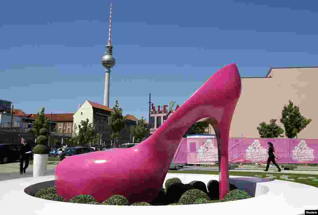 Sebuah sepatu raksasa di komplek &#39;Barbie Dreamhouse&#39; di kota Berlin, Jerman. 