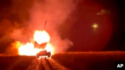 FILE - Dalam gambar yang diambil dari video yang didistribusikan oleh Layanan Pers Kementerian Pertahanan Rusia pada 16 Januari 2025, peluncur roket penyembur api berat TOS-1A Solntsepyok Rusia menembaki posisi pasukan Ukraina.