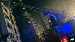 На оваа фотографија обезбедена од Украинската служба за итни случаи, персоналот на службите за итни случаи работи на гаснење на пожарот по нападот на руски дрон во регионот на Киев, Украина, 24 јануари 2025 година.