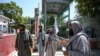 Pejuang Taliban berjaga-jaga di pintu masuk area zona hijau di Kabul, 16 Agustus 2021. (Wakil Kohsar / AFP)