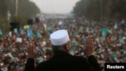 په دغه جلسه کې شاملو په زرکونو مظاهره چیاتو فاټا کې د اصلاحاتو نه عملي کیدلو پسر په حکومت سخت ټکونه کول اؤ دایف سي ار قانون په ضد یې شعارونه ورکول.