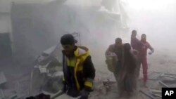 Serangan udara menghantam daerah kantong pemberontak Suriah, Ghouta timur, Sabtu (24/2), menewaskan sedikitnya 24 orang dan meningkatkan jumlah korban sipil dalam satu pekan ini menjadi lebih 500 orang. (Syrian Civil Defense White Helmets via AP).