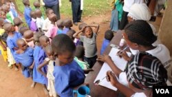 FILE - Schoolchildren line up for trachoma medicine in Buniantole, eastern Uganda, Sept. 12, 2012. (Hilary Heuler/VOA)