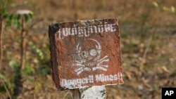 Tanda bahaya ranjau darat dipasang di Desa Koh Ker, Kamboja, 2 Maret 20212. (Foto: D.Schearf/VOA)