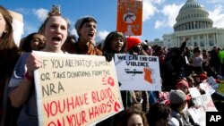 ARHIVA - Učenici na jednom od skupova ispred zgrade Kongresa u Vašingtonu, na kojem su tražili strožiju konrolu prodaje oružja (Foto: AP/Jose Luis Magana)