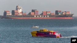 Kontainer kapal Korea Selatan milik Hanjin Shipping Co., Hanjin Montevideo, atas, berlabuh di luar Pelabuhan Long Beach di Long Beach, California. (Foto:dok)