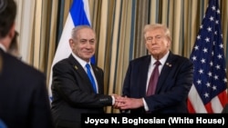 2025年9月29日，美国总统唐纳德·特朗普与以色列总理本杰明·内塔尼亚胡在白宫举行的新闻发布会后握手。