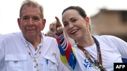 ভেনেজুয়েলার বিরোধী দলীয় প্রেসিডেন্ট প্রার্থী এডমান্ডো গঞ্জালেজ উরুতিয়া এবং বিরোধী নেতা মারিয়া করিনা মাচাদো ২০২৪ সালের ২৩ জুলাই একটি প্রচারণা সমাবেশে অংশ নেন। ফাইল ছবি।