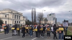 Protes Akibat Penundaan Pengadaan Vaksin Anti Virus Corona di Sarajevo, Bosnia, 6 April 2021.
