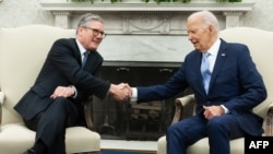 Президент США Джо Байден і прем'єр-міністр Великої Британії Кір Стармер під час зустрічі у Білому домі, 10 липня 2024. Photo by SAUL LOEB / AFP