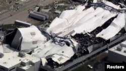 El techo de una planta de Pfizer en Rocky Mount, Carolina del Norte, destrozado tras el paso de un tornado el 19 de julio de 2023.