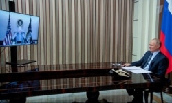 Presiden AS Joe Biden melakukan pembicaraan lewat video dengan Presiden Rusia Vladimir Putin (7/12).