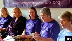 De gauche à droite, Aisha Taylor, Angelika Fromm, Marleen Wijdeveld, Anne Brown et Jennifer Stark, femmes prêtres non reconnues par le Vatican, lors d'une conférence de presse, Rome, 15 octobre 2008. (EPA/Claudio Peri) 