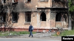 یک ساختمان ویران شده در ماریوپول، اوکراین (آرشیو)