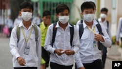 រូបឯកសារ៖ សិស្សានុសិស្ស​ពាក់ម៉ាស់​ដើម្បី​បង្ការ​កុំ​ឲ្យ​ឆ្លង​ជំងឺ​កូវីដ១៩ មុន​ពេល​ពួកគេ​ចូល​រៀន​វេន​ព្រឹក​នៅ​វិទ្យាល័យ​មួយ ក្នុង​រាជធានី​ភ្នំពេញ ថ្ងៃ​អង្គារ ទី២៨ ខែមករា ឆ្នាំ​២០២០។ (AP Photo/Heng Sinith) 